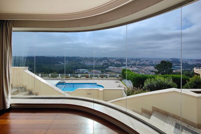 House V6 Refurbished Pousos Leiria - swimming pool, double glazing, garden, garage, equipped kitchen, alarm, boiler, gardens