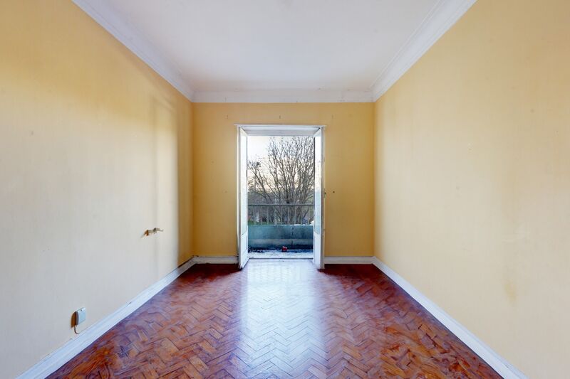 Apartment for remodeling 3 bedrooms Campolide Lisboa - balcony, store room