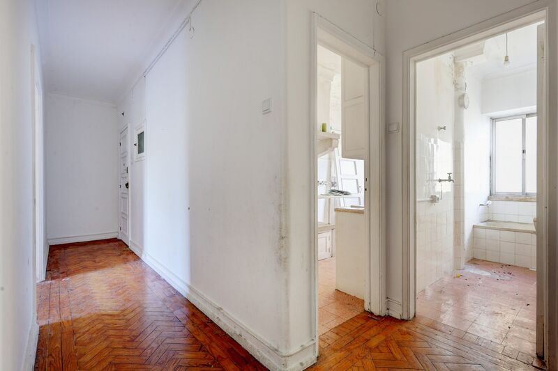 Apartamento para remodelar T3 Campolide Lisboa - varanda, arrecadação