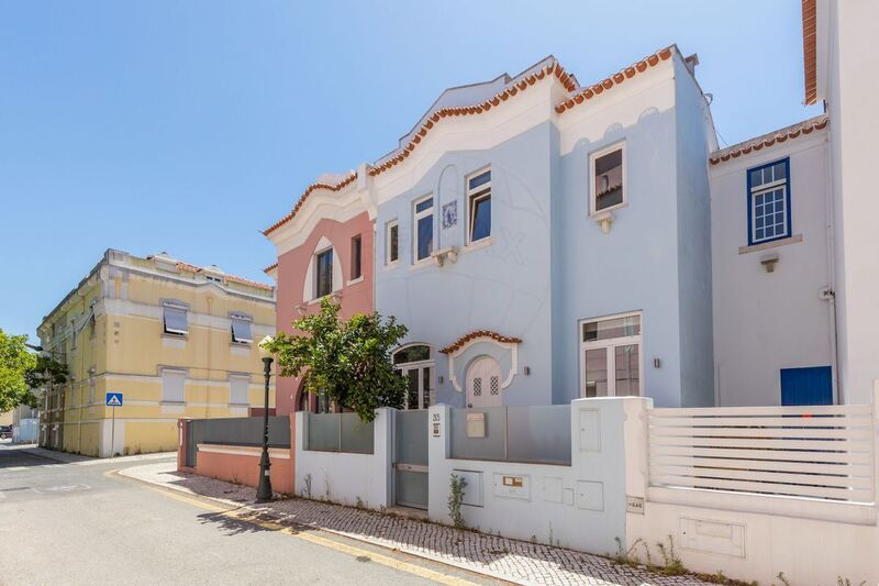 House 3 bedrooms Refurbished Areeiro Lisboa - solar panels, terrace, attic, fireplace