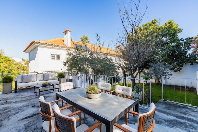 House 3 bedrooms Refurbished Alvalade Lisboa - underfloor heating, playground, garden, double glazing, store room, tennis court, swimming pool, garage, solar panels, balcony