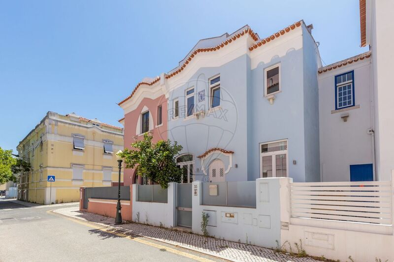 House 3 bedrooms Refurbished Areeiro Lisboa - solar panels, attic, fireplace, terrace