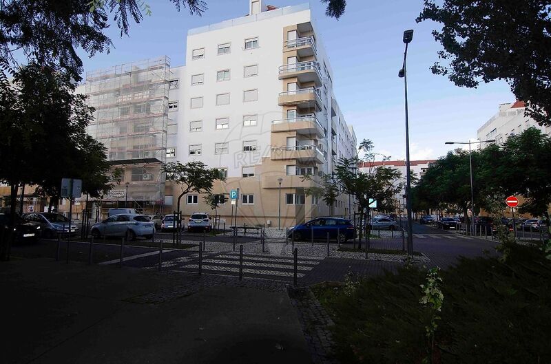 Apartment excellent condition T3 Carnide Lisboa - central heating, store room, boiler