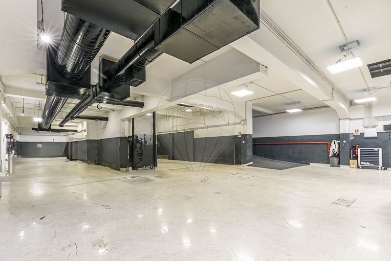 Warehouse Spacious with 378sqm Areeiro Lisboa - easy access