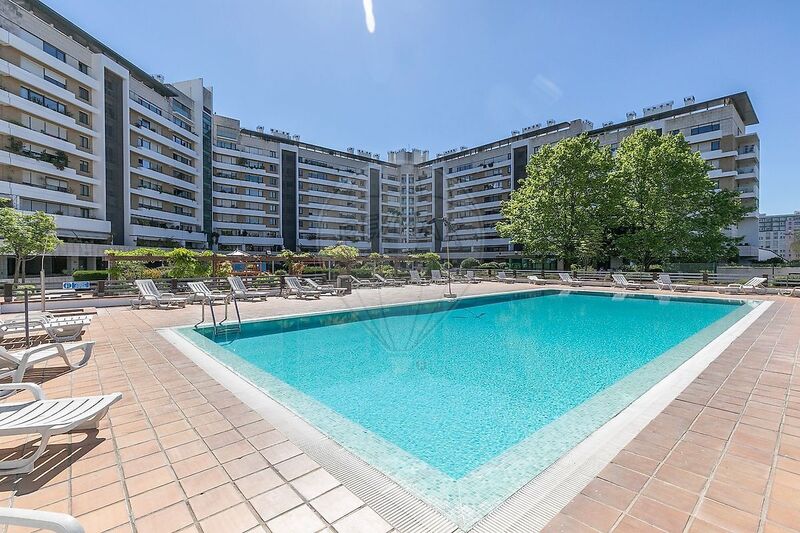 Apartamento T3 São Domingos de Benfica Lisboa - arrecadação, muita luz natural, piscina, jardim, condomínio fechado, aquecimento central, parque infantil