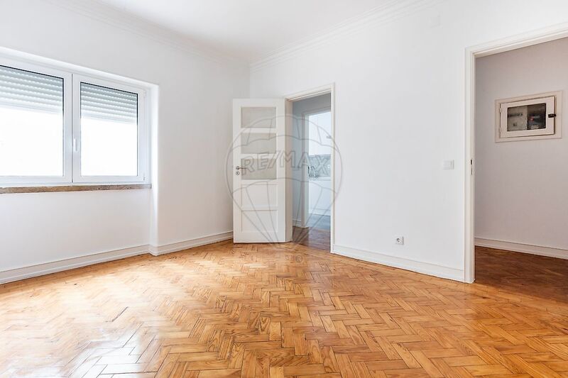 Apartamento T2 Remodelado Arroios Lisboa - muita luz natural, 2º andar