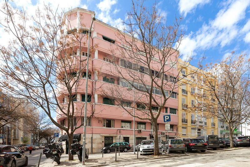 Apartamento T4 para renovação Avenidas Novas Lisboa - marquise, equipado, varanda