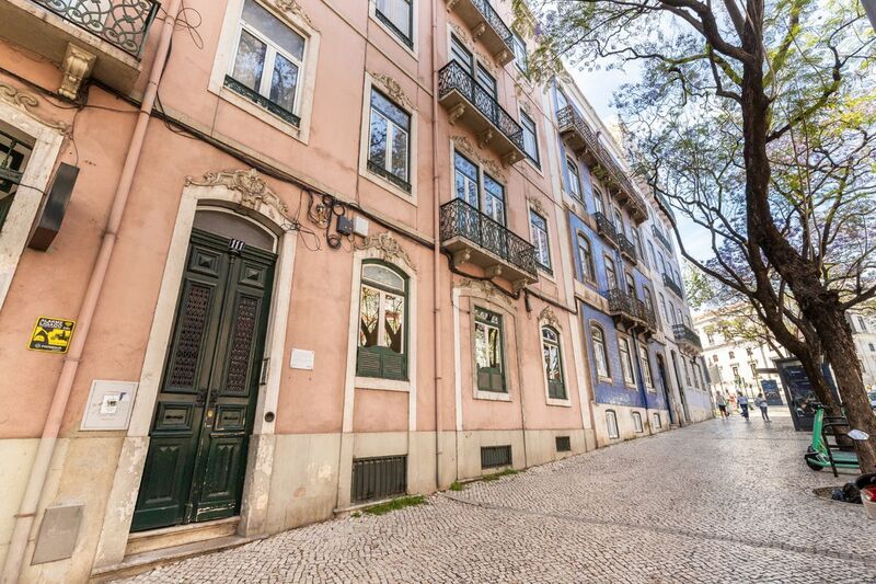 Apartamento em excelente estado T5 Estrela Lisboa - 1º andar, varanda, jardim, vista mar