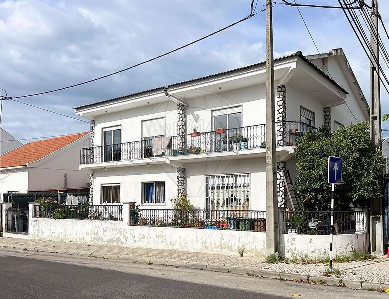 House 6 bedrooms in good condition Seixal - garage, very quiet area, balcony