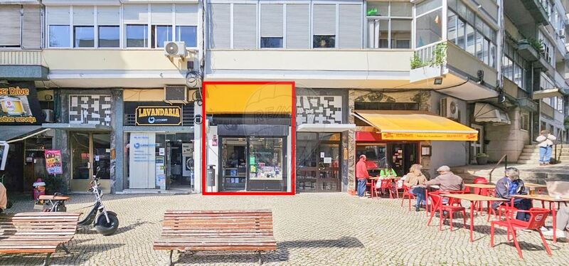 Shop with storefront São Domingos de Benfica Lisboa - wc, storefront