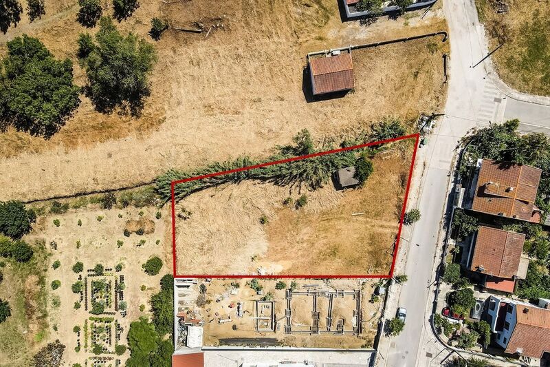 Land with 1016sqm Almada - electricity