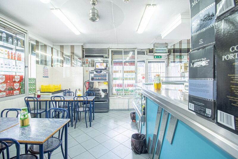 Shop in the center Odivelas - storefront, kitchen