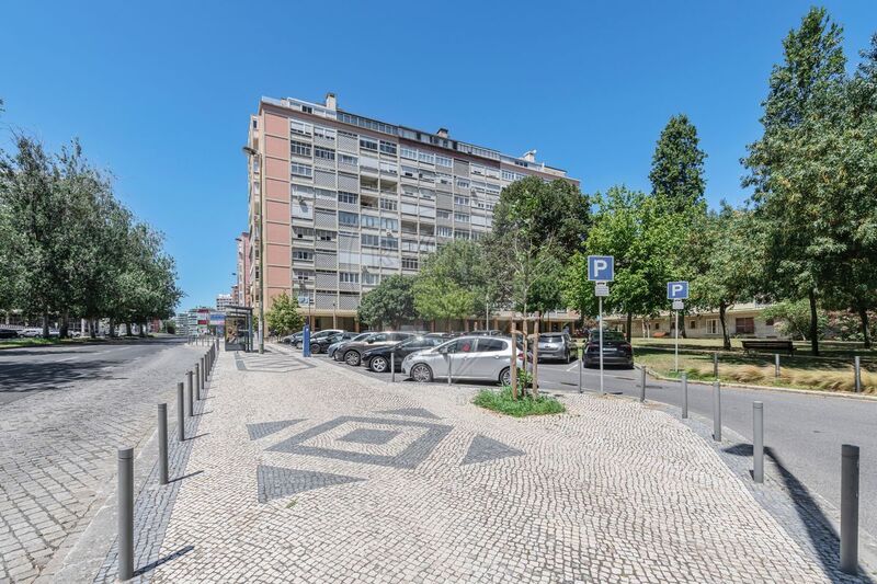 Garagem com 10m2 Alvalade Lisboa