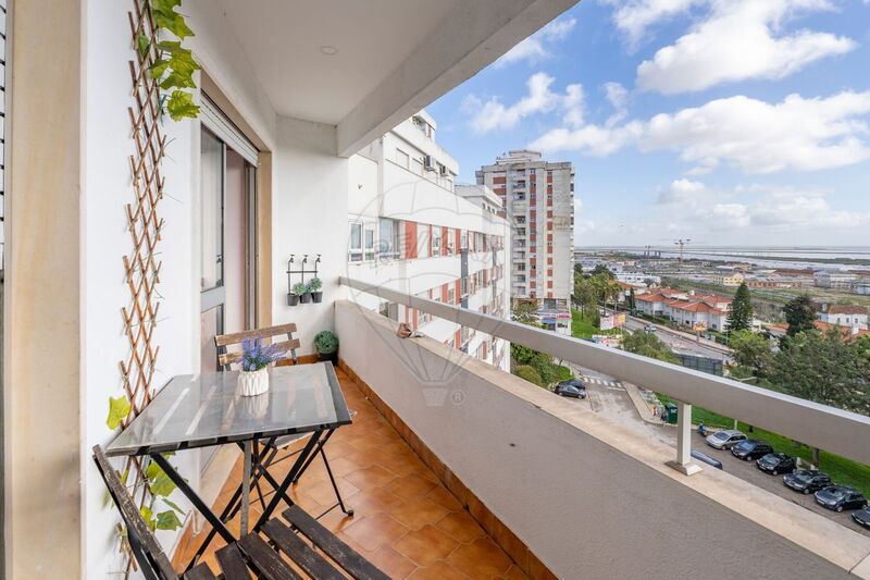 Apartment T3 Renovated excellent condition Vila Franca de Xira - balconies, great location, fireplace, balcony