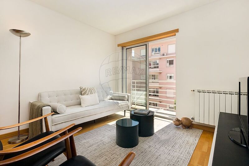 Apartment 2 bedrooms Carnide Lisboa - kitchen, 4th floor, store room, balcony, central heating, equipped, parking lot