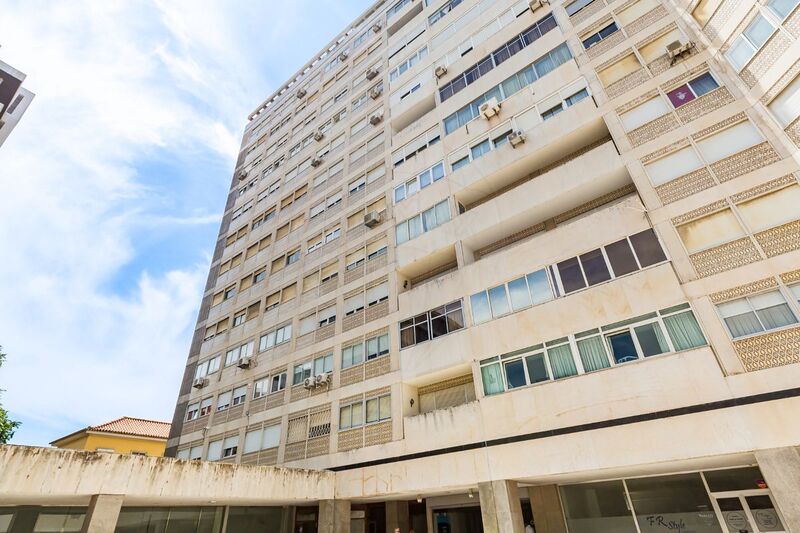 Apartamento T4 em bom estado Alvalade Lisboa - arrecadação, garagem