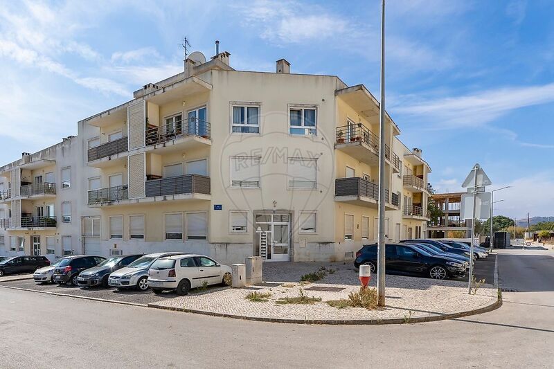 Apartment in good condition T2 Vila Franca de Xira - fireplace, equipped, ground-floor, barbecue, garage, terrace, garden, store room