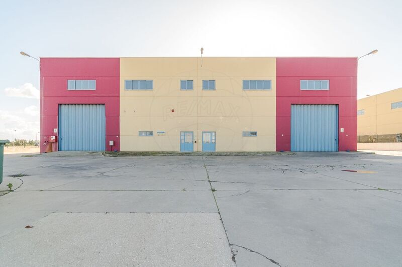 Warehouse Industrial in industrial zone Sado Setúbal - parking lot