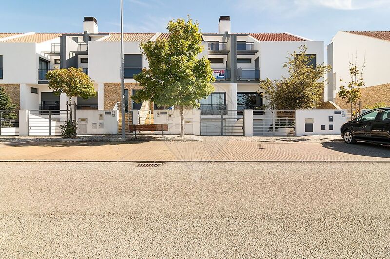 House 3 bedrooms Alcochete - solar panels, double glazing, equipped kitchen, air conditioning, balcony, barbecue, terrace, central heating, terraces, garage