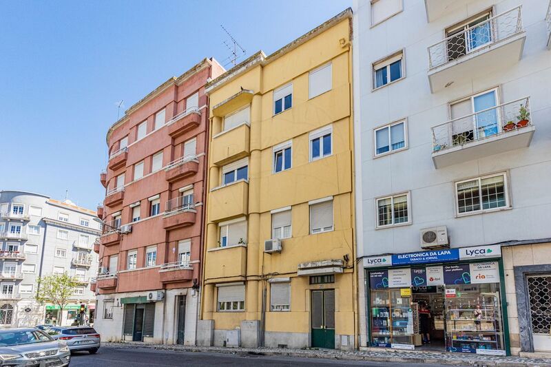 Apartamento T3 Renovado Estrela Lisboa - isolamento térmico, cozinha equipada, excelente localização, ar condicionado, jardins, 2º andar