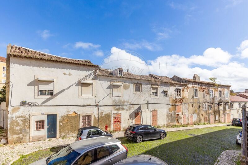 Building Commercial historic area São Vicente de Fora Lisboa - large areas, terrace