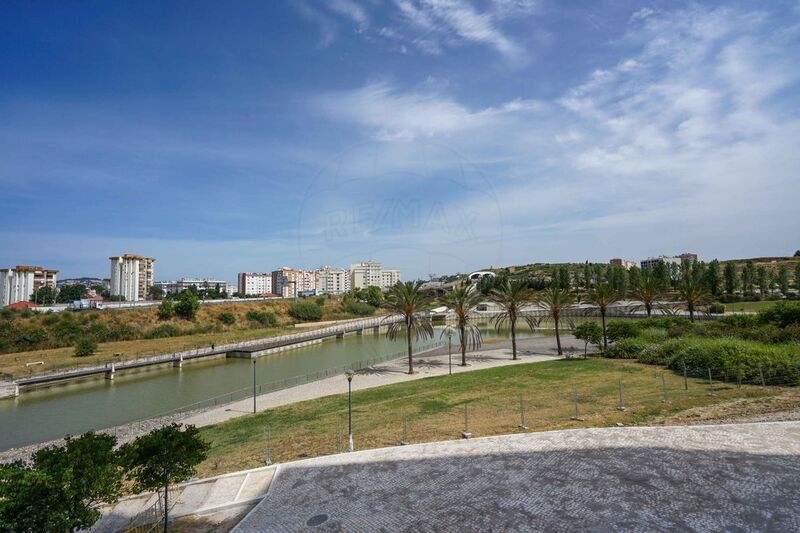 Apartment 1 bedrooms Modern well located Lumiar Lisboa - garage, double glazing, store room, thermal insulation, balcony, lots of natural light, 1st floor, condominium, air conditioning