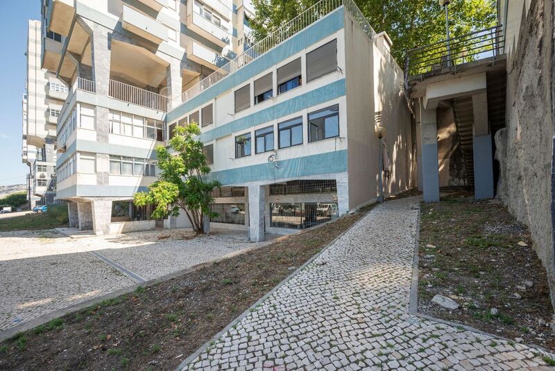 Apartamento T1 para remodelar Santa Clara Lisboa - zona calma, r/c