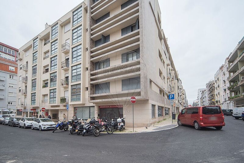 Apartamento Moderno T2 Arroios Lisboa - condomínio privado, parqueamento, vidros duplos, arrecadação, lareira, condomínio fechado, jardins, isolamento térmico