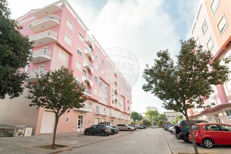 Apartment 3 bedrooms Seixal - air conditioning, furnished, balcony, parking lot, double glazing