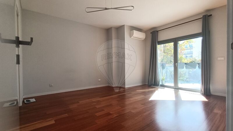 Apartamento T2 em excelente estado Benfica Lisboa - parqueamento, ar condicionado, painéis solares, varandas