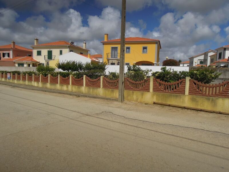 Land with 600sqm Atouguia da Baleia Peniche - garage, well