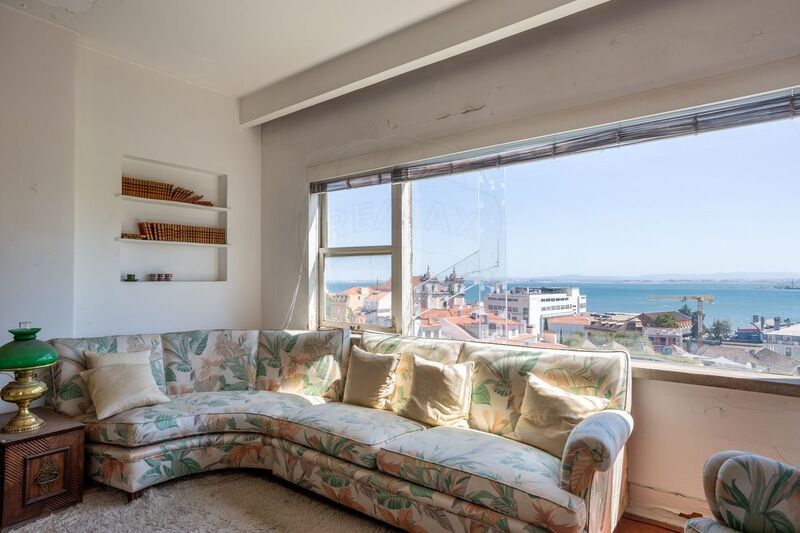 Apartment in good condition T2 Lapa Lisboa - attic, gardens, 2nd floor, terrace, fireplace