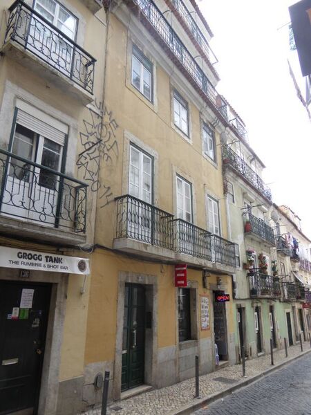 Apartment for remodeling T2 Mercês Lisboa - 2nd floor