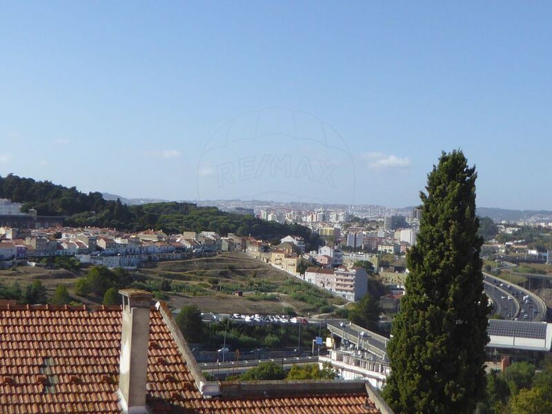 Apartamento T2 em bom estado Campolide Lisboa - 2º andar, vista magnífica, marquise