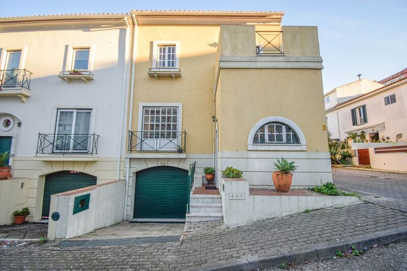 House V3 Semidetached in good condition Algueirão-Mem Martins Sintra - tiled stove, automatic gate, balcony, barbecue, terrace, balconies, equipped kitchen, garage