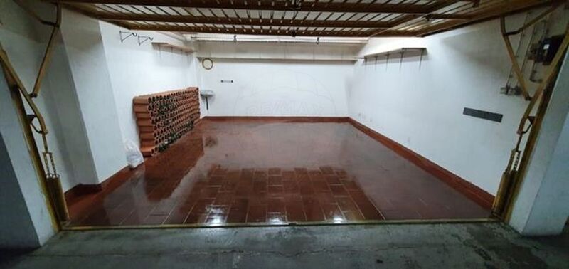 Garagem box Fechada com 25m2 Oeiras