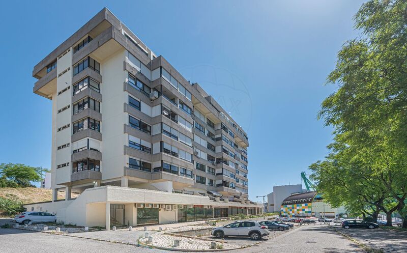 Apartment T2 Refurbished Lumiar Lisboa - lots of natural light, garden, kitchen, green areas