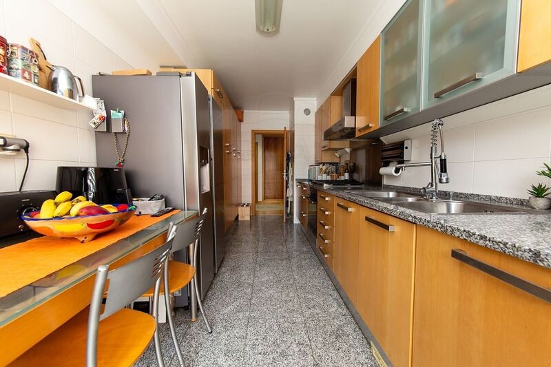 Apartment 4 bedrooms in the center Alvalade Lisboa - kitchen, air conditioning, garage, swimming pool, garden, store room, playground, gated community