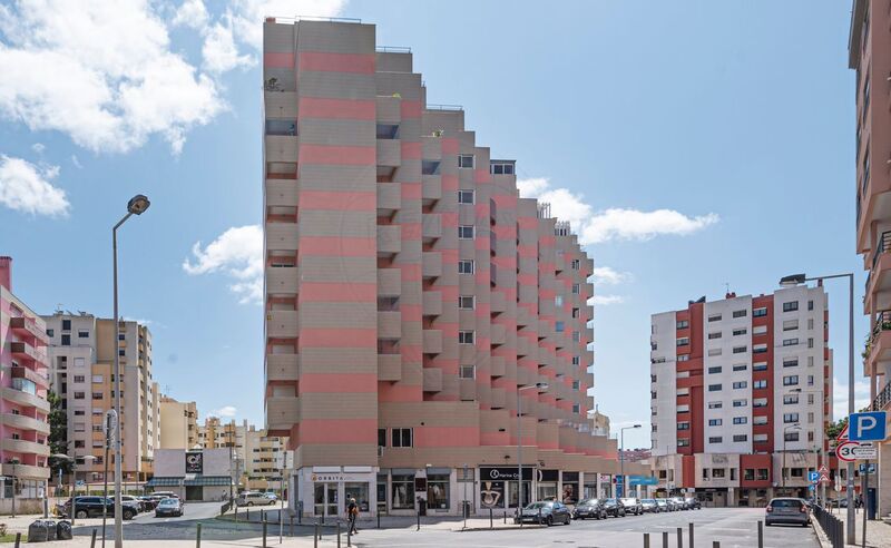 Apartment 3 bedrooms Modern Carnide Lisboa - playground, 5th floor, lots of natural light, sound insulation, balcony, air conditioning, green areas, double glazing, store room, balconies