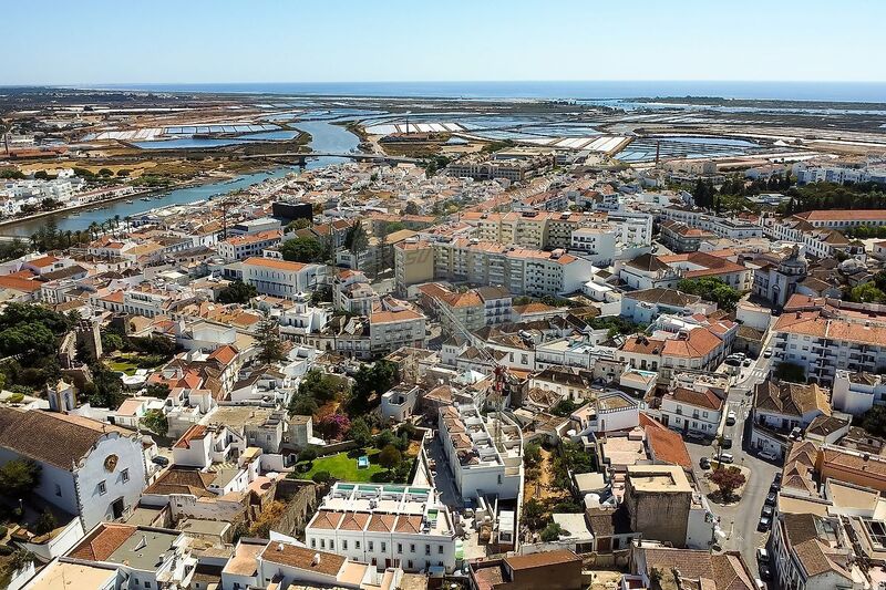 Moradia V3 no centro Tavira - zonas verdes, condomínio fechado, ar condicionado, chão radiante, portão automático, painel solar, terraço, piscina, garagem