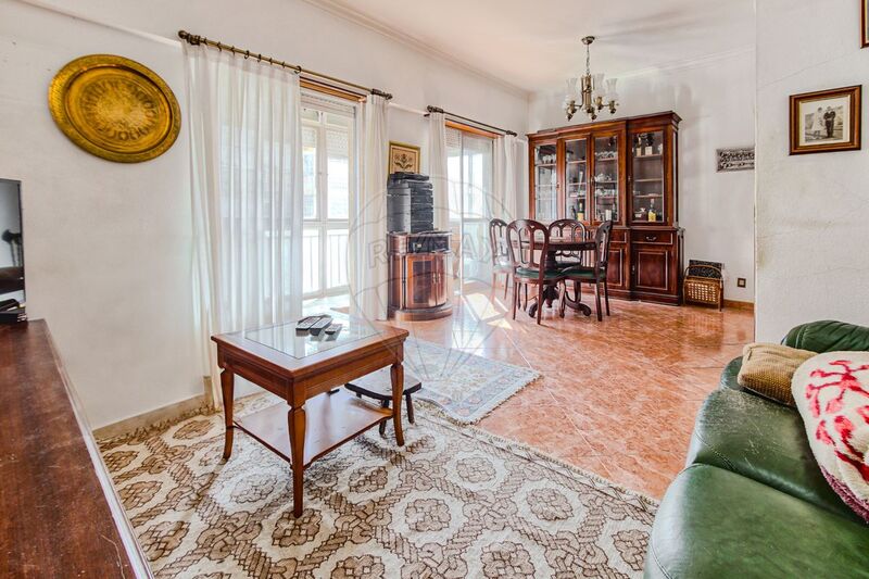 Apartamento em excelente estado T3 Póvoa de Santo Adrião Odivelas - cozinha equipada, varanda, muita luz natural, 1º andar, arrecadação