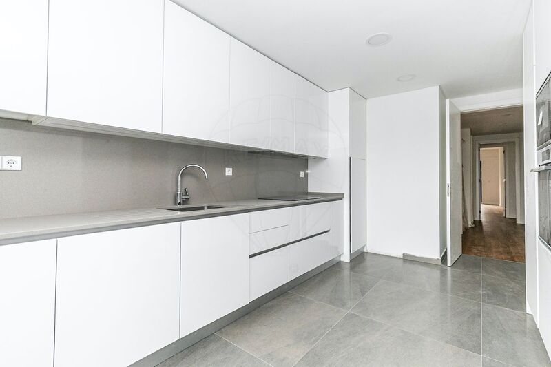 Apartamento no centro T3 Campolide Lisboa - varanda, parqueamento, arrecadação, painéis solares