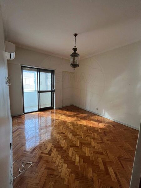 Apartamento em bom estado T2 Marvila Lisboa - ar condicionado, 4º andar