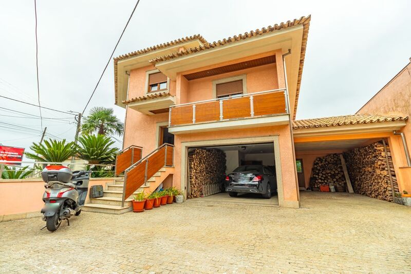 Moradia de luxo V3 Fiães Santa Maria da Feira - garagem, excelente localização, piscina, jardim