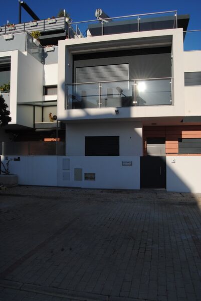 House 3 bedrooms Modern Olhão - boiler, alarm, barbecue, tiled stove, balcony, terrace, video surveillance, solar panel, double glazing, balconies