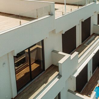жилой дом V3 элитная Quelfes Olhão - бассейн, пол с подогревом, терраса, сигнализация, автоматический полив, веранда, террасы, система кондиционирования, термоизоляция, солнечная панель, веранды