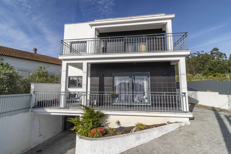 House Modern 3 bedrooms Leiria - garage, terrace, central heating, solar panels, barbecue, air conditioning, swimming pool, equipped kitchen, fireplace