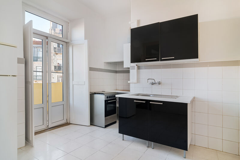 Apartamento T3 Santa Maria Maior Lisboa - cozinha equipada