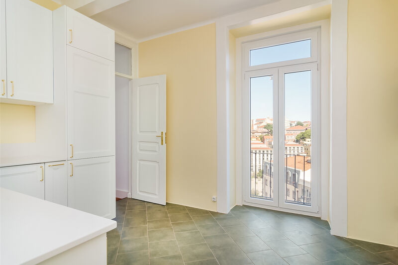 Apartamento Renovado T3 Santa Maria Maior Lisboa - cozinha equipada