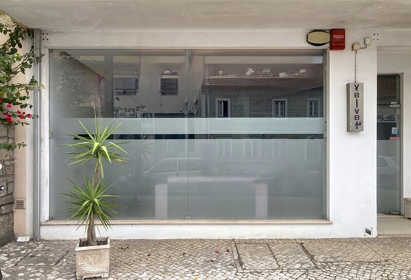 Shop Marinha Grande - garage, equipped, wc